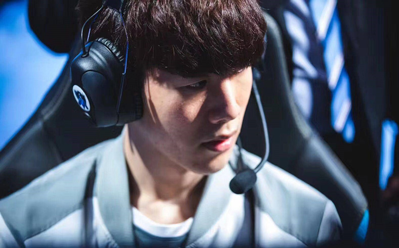 交锋依然充 交锋依然充